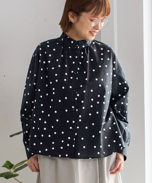 POU DOU DOU(プードゥドゥ)の「スタンドフリルカラーブラウス(シャツ/ブラウス・レディース・オフホワイト/ブラック/スミクロ/ネイビー・M)」の4枚目の写真