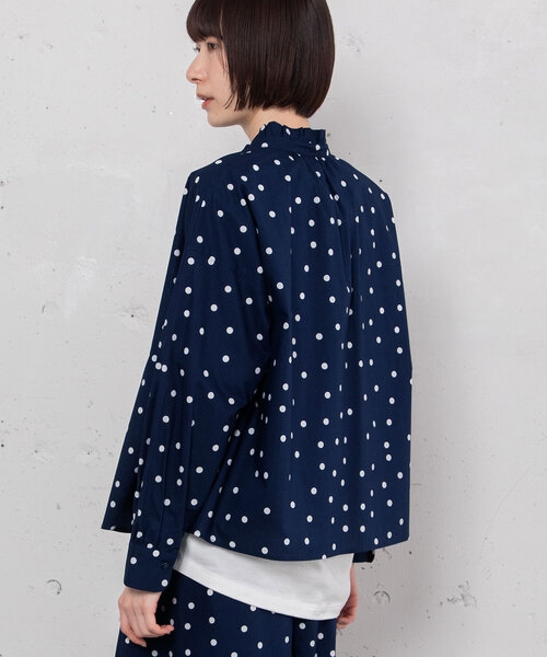 POU DOU DOU(プードゥドゥ)の「スタンドフリルカラーブラウス(シャツ/ブラウス・レディース・オフホワイト/ブラック/スミクロ/ネイビー・M)」の8枚目の写真