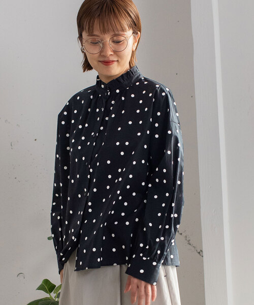 POU DOU DOU(プードゥドゥ)の「スタンドフリルカラーブラウス(シャツ/ブラウス・レディース・オフホワイト/ブラック/スミクロ/ネイビー・M)」の14枚目の写真