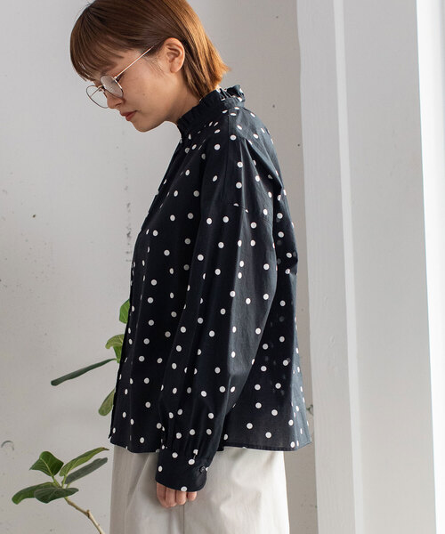 POU DOU DOU(プードゥドゥ)の「スタンドフリルカラーブラウス(シャツ/ブラウス・レディース・オフホワイト/ブラック/スミクロ/ネイビー・M)」の15枚目の写真