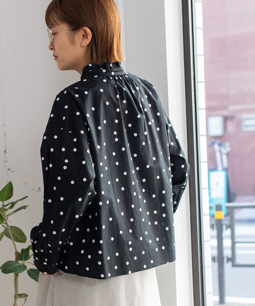 POU DOU DOU(プードゥドゥ)の「スタンドフリルカラーブラウス(シャツ/ブラウス・レディース・オフホワイト/ブラック/スミクロ/ネイビー・M)」の16枚目の写真