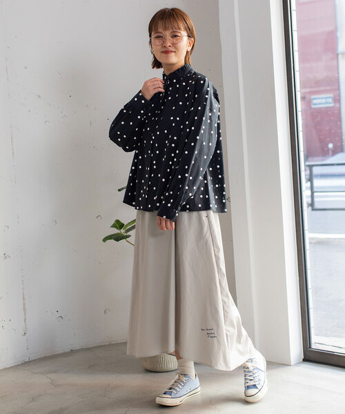 POU DOU DOU(プードゥドゥ)の「スタンドフリルカラーブラウス(シャツ/ブラウス・レディース・オフホワイト/ブラック/スミクロ/ネイビー・M)」の18枚目の写真