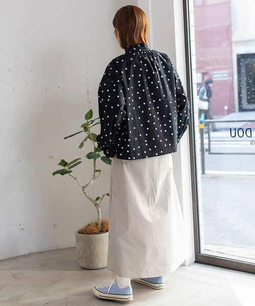 POU DOU DOU(プードゥドゥ)の「スタンドフリルカラーブラウス(シャツ/ブラウス・レディース・オフホワイト/ブラック/スミクロ/ネイビー・M)」の19枚目の写真