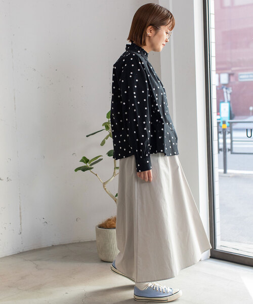 POU DOU DOU(プードゥドゥ)の「スタンドフリルカラーブラウス(シャツ/ブラウス・レディース・オフホワイト/ブラック/スミクロ/ネイビー・M)」の20枚目の写真