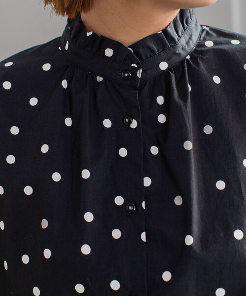 POU DOU DOU(プードゥドゥ)の「スタンドフリルカラーブラウス(シャツ/ブラウス・レディース・オフホワイト/ブラック/スミクロ/ネイビー・M)」の21枚目の写真