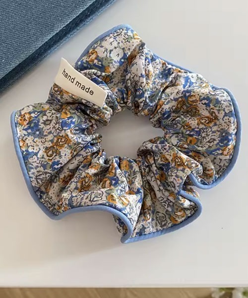 TONE SELECT GOODS（トーンセレクトグッズ）の「【urge select】花柄 レトロデザイン パイピング シュシュ（シュシュ・レディース・ブルー系/レッド系・FREE）」の3枚目の写真