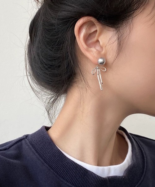 yu-ka(ユーカ)の「YU-KA:パールリボンデザインピアス Pearl ribbon design pierce gray(ピアス(両耳用)・レディース・グレー・FREE)」の2枚目の写真