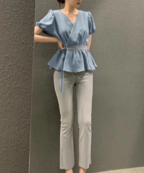 FAVORITO（ファヴォリート）の「Vネックリボントップス（シャツ/ブラウス・レディース・ブルー/ブラウン/ホワイト・F）」の4枚目の写真