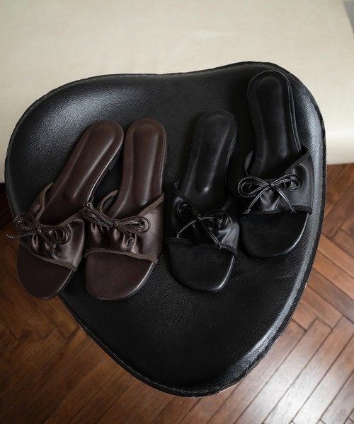 lawgy（ラウジー）の「ribbon gather accent sandal / リボンギャザーアクセントサンダル（サンダル・レディース・ブラウン/ブラック・SMALL/MEDIUM/LARGE）」の2枚目の写真