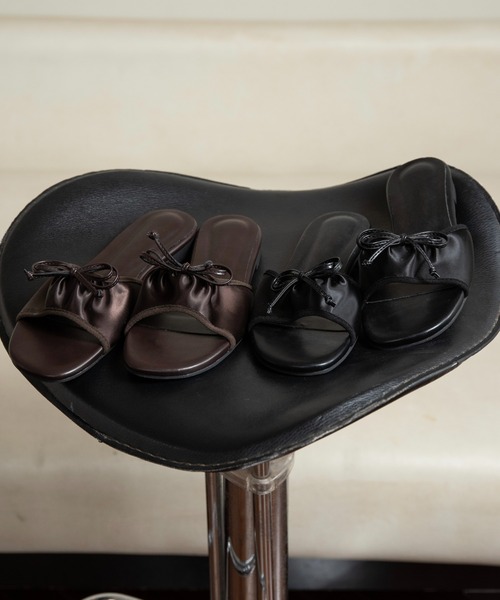 lawgy（ラウジー）の「ribbon gather accent sandal / リボンギャザーアクセントサンダル（サンダル・レディース・ブラウン/ブラック・SMALL/MEDIUM/LARGE）」の4枚目の写真