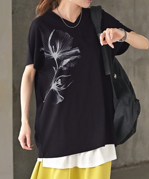 HUG.U（ハグユー）の「VネックフラワープリントTシャツ（Tシャツ/カットソー・レディース・ブラック/ホワイト・FREE）」の2枚目の写真