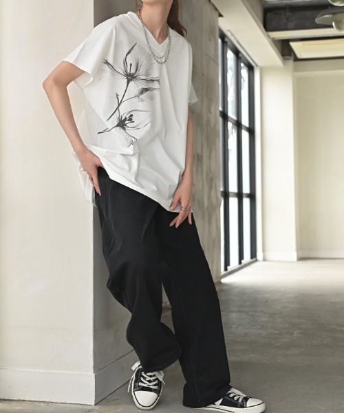 HUG.U（ハグユー）の「VネックフラワープリントTシャツ（Tシャツ/カットソー・レディース・ブラック/ホワイト・FREE）」の5枚目の写真