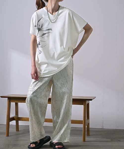HUG.U（ハグユー）の「VネックフラワープリントTシャツ（Tシャツ/カットソー・レディース・ブラック/ホワイト・FREE）」の6枚目の写真