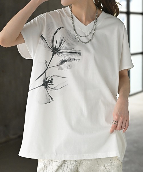 HUG.U（ハグユー）の「VネックフラワープリントTシャツ（Tシャツ/カットソー・レディース・ブラック/ホワイト・FREE）」の4枚目の写真