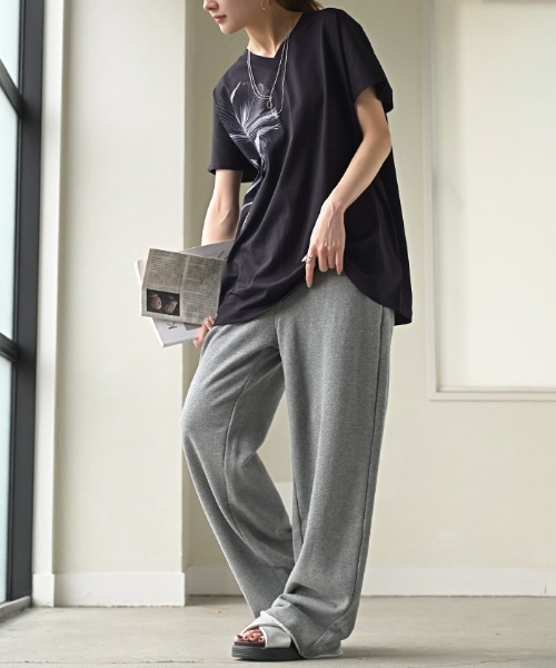 HUG.U（ハグユー）の「VネックフラワープリントTシャツ（Tシャツ/カットソー・レディース・ブラック/ホワイト・FREE）」の10枚目の写真