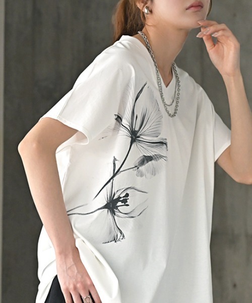 HUG.U（ハグユー）の「VネックフラワープリントTシャツ（Tシャツ/カットソー・レディース・ブラック/ホワイト・FREE）」の3枚目の写真