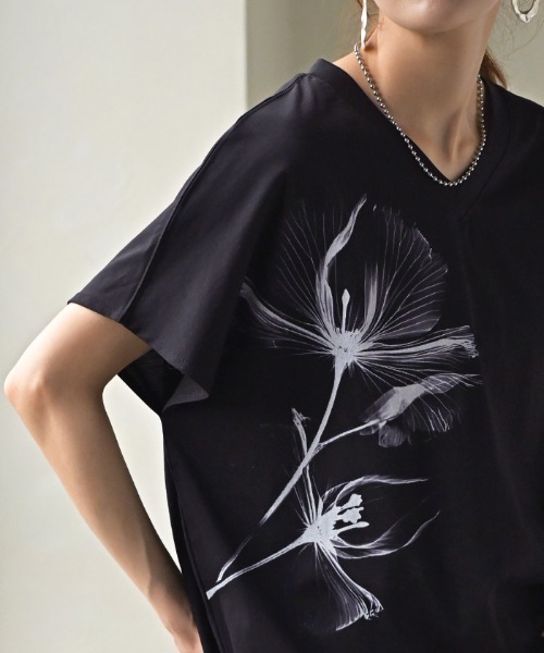 HUG.U（ハグユー）の「VネックフラワープリントTシャツ（Tシャツ/カットソー・レディース・ブラック/ホワイト・FREE）」の8枚目の写真