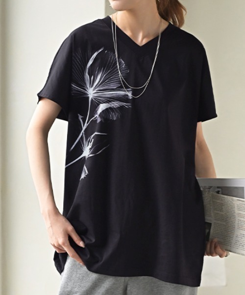 HUG.U（ハグユー）の「VネックフラワープリントTシャツ（Tシャツ/カットソー・レディース・ブラック/ホワイト・FREE）」の7枚目の写真