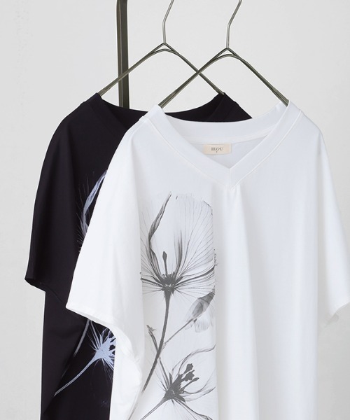 HUG.U（ハグユー）の「VネックフラワープリントTシャツ（Tシャツ/カットソー・レディース・ブラック/ホワイト・FREE）」の13枚目の写真
