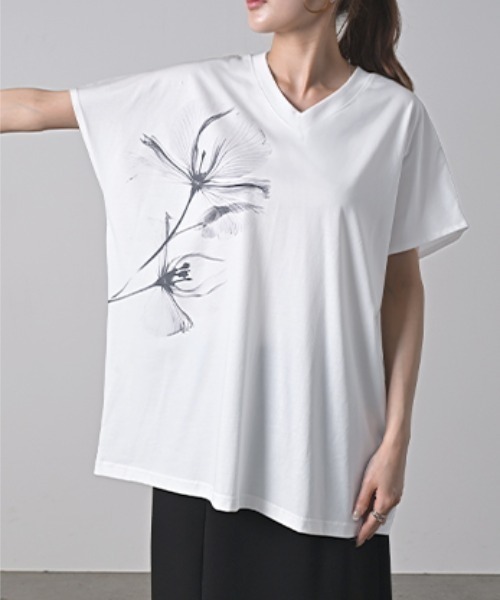 HUG.U（ハグユー）の「VネックフラワープリントTシャツ（Tシャツ/カットソー・レディース・ブラック/ホワイト・FREE）」の16枚目の写真