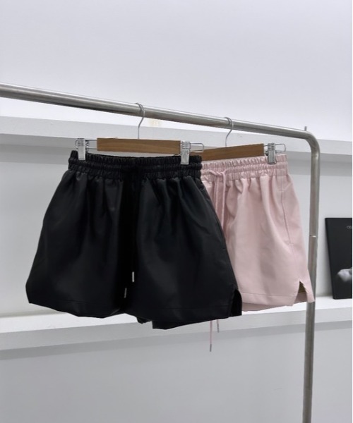 ipugo（イプゴ）の「ipugo/イプゴ レザーショートパンツ（その他パンツ・レディース・ベージュ/ブラック・FREE）」の4枚目の写真