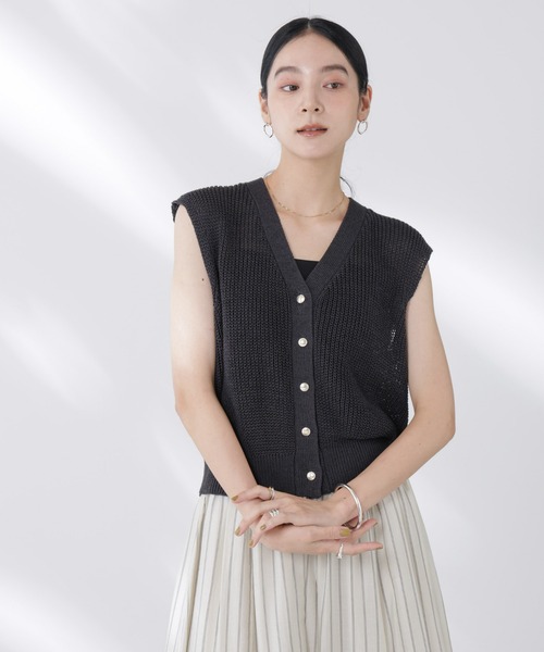 NANO universe(ナノユニバース)の「ペーパーヤーン畦ニットベスト(ベスト・レディース・チャコール/ピンク/オフホワイト・FREE)」の3枚目の写真