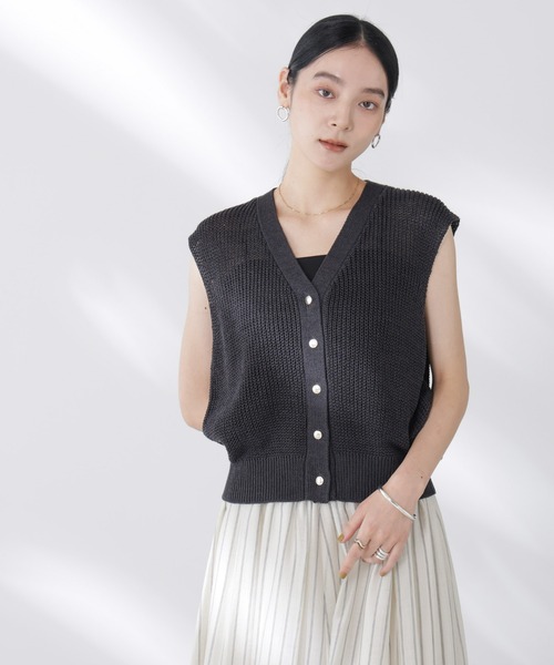 NANO universe(ナノユニバース)の「ペーパーヤーン畦ニットベスト(ベスト・レディース・チャコール/ピンク/オフホワイト・FREE)」の18枚目の写真