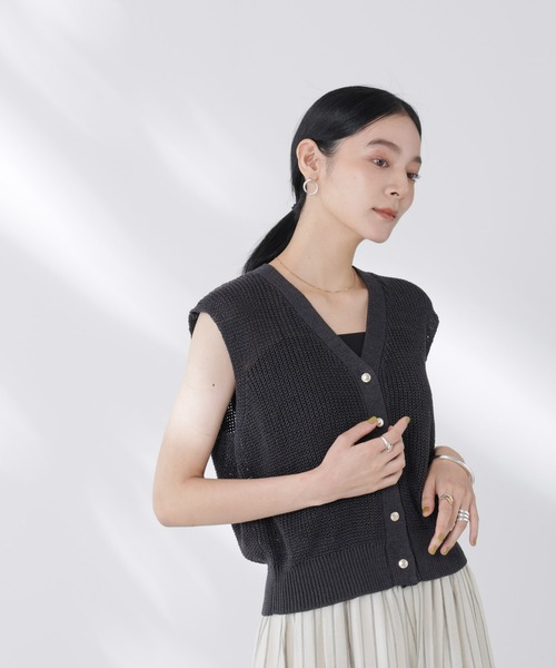 NANO universe(ナノユニバース)の「ペーパーヤーン畦ニットベスト(ベスト・レディース・チャコール/ピンク/オフホワイト・FREE)」の19枚目の写真