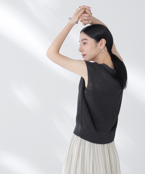 NANO universe(ナノユニバース)の「ペーパーヤーン畦ニットベスト(ベスト・レディース・チャコール/ピンク/オフホワイト・FREE)」の20枚目の写真