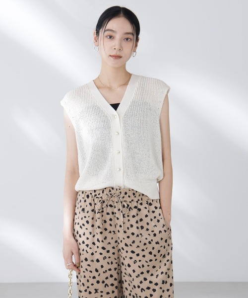 NANO universe(ナノユニバース)の「ペーパーヤーン畦ニットベスト(ベスト・レディース・チャコール/ピンク/オフホワイト・FREE)」の4枚目の写真