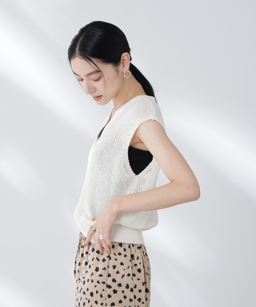 NANO universe(ナノユニバース)の「ペーパーヤーン畦ニットベスト(ベスト・レディース・チャコール/ピンク/オフホワイト・FREE)」の6枚目の写真