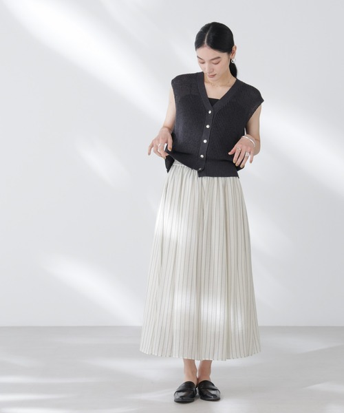 NANO universe(ナノユニバース)の「ペーパーヤーン畦ニットベスト(ベスト・レディース・チャコール/ピンク/オフホワイト・FREE)」の21枚目の写真