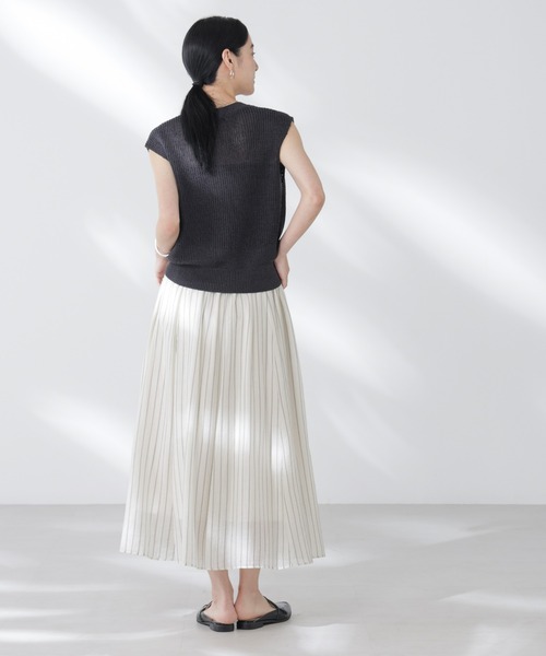 NANO universe(ナノユニバース)の「ペーパーヤーン畦ニットベスト(ベスト・レディース・チャコール/ピンク/オフホワイト・FREE)」の22枚目の写真