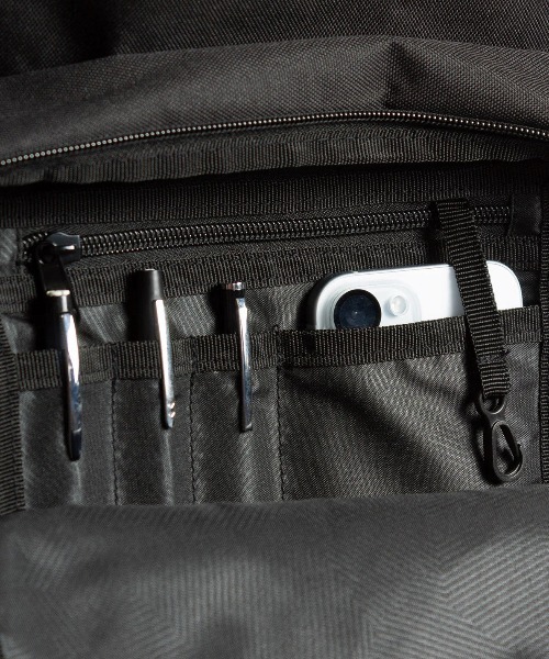 VOLCOM（ボルコム）の「【VOLCOM/ボルコム】Upperclass Backpack /ロゴワンポイントバックパック・リュックサック（バックパック/リュック・レディース・ブラック・FREE）」の2枚目の写真