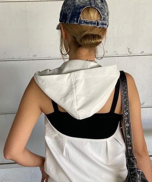 non-hedge(ノンヘッジ)の「シルバープレートノースリーブフードミニワンピース(ワンピース・レディース・グレー/オフホワイト/ブラック・FREE)」の14枚目の写真