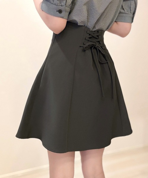 junoah（ジュノア）の「レースアップフレアミニスカート（スカート・レディース・アイボリー/ブラック/チャコール・LARGE/MEDIUM/SMALL）」の3枚目の写真