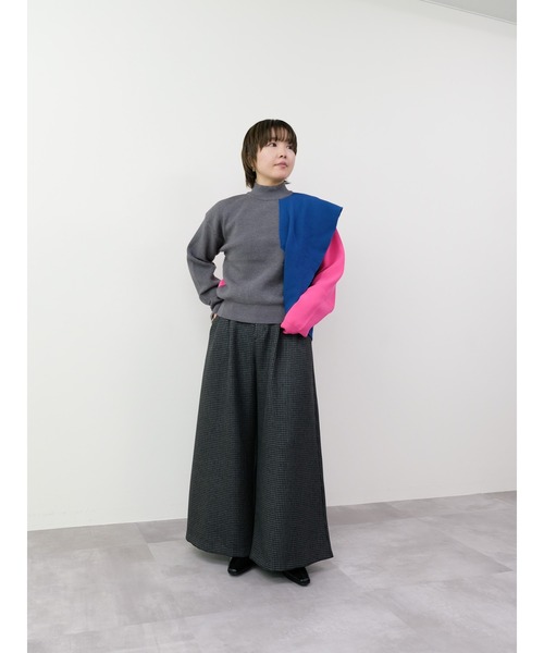 DOLLUPOOPS（ドールアップウップス）の「配色フリルハイネックニットトップス（ニット/セーター・レディース・チャコールグレー/ブラック/オフホワイト・38）」の4枚目の写真