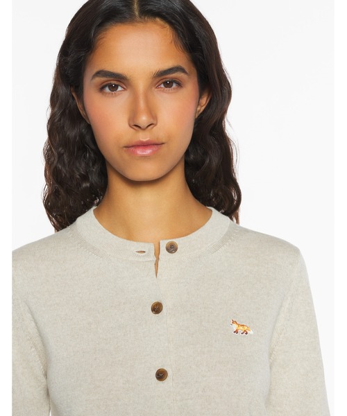Maison Kitsune（メゾンキツネ）の「BABY FOX MERINO REGULAR CARDIGAN（カーディガン/ボレロ・レディース・ライトベージュ/ブラック/ライトグレー/アイボリー・L/M/S/XS）」の4枚目の写真