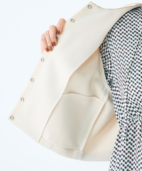 BALLSEY（ボールジィ）の「リップルダンボール ライトクルーネックジャケット（ノーカラージャケット・レディース・ライトベージュ/ネイビー・36）」の7枚目の写真