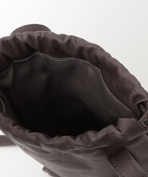PATRICK STEPHAN(パトリックステファン)の「パトリック ステファン / Leather cell phone bag 'drawstring' ショルダーバッグ スマートフォンケース 巾着(ショルダーバッグ・メンズ・チャコールグレー/ブラック/ベージュ・FREE)」の6枚目の写真
