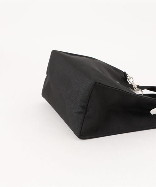 PAUL & JOE ACCESSOIRES（ポールアンドジョーアクセソワ）の「【PAUL & JOE ACCESSOIRES /ポール アンド ジョー アクセソワ 】 CASUAL・PLATE METAL チャーム付きランチトート（トートバッグ・レディース・ブラック・FREE）」の2枚目の写真