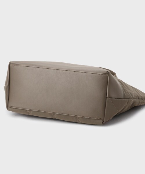 OPAQUE.CLIP(オペークドットクリップ)の「【A4サイズ対応】ダイヤキルティングスクエアビッグトートバッグ(トートバッグ・レディース・ブラウン系その他/ブラック・00)」の11枚目の写真