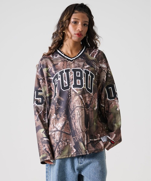 FUBU（ フブ）の「FUBU フブ ブランド ロゴ ナンバー ワッペン Vネック 長袖 ホッケーシャツ ゲームシャツ（Tシャツ/カットソー・メンズ・ブラウン/グレー・M/XL/L/XXL）」の2枚目の写真