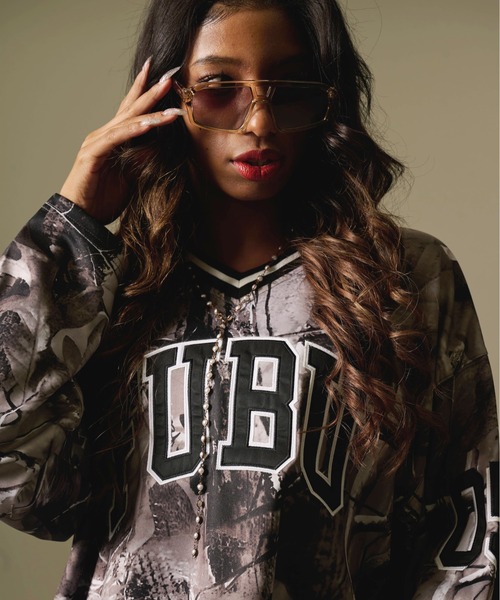 FUBU（ フブ）の「FUBU フブ ブランド ロゴ ナンバー ワッペン Vネック 長袖 ホッケーシャツ ゲームシャツ（Tシャツ/カットソー・メンズ・ブラウン/グレー・M/XL/L/XXL）」の4枚目の写真