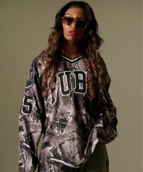 FUBU（ フブ）の「FUBU フブ ブランド ロゴ ナンバー ワッペン Vネック 長袖 ホッケーシャツ ゲームシャツ（Tシャツ/カットソー・メンズ・ブラウン/グレー・M/XL/L/XXL）」の5枚目の写真