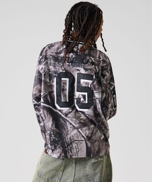 FUBU（ フブ）の「FUBU フブ ブランド ロゴ ナンバー ワッペン Vネック 長袖 ホッケーシャツ ゲームシャツ（Tシャツ/カットソー・メンズ・ブラウン/グレー・M/XL/L/XXL）」の7枚目の写真