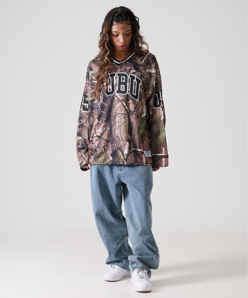 FUBU（ フブ）の「FUBU フブ ブランド ロゴ ナンバー ワッペン Vネック 長袖 ホッケーシャツ ゲームシャツ（Tシャツ/カットソー・メンズ・ブラウン/グレー・M/XL/L/XXL）」の22枚目の写真