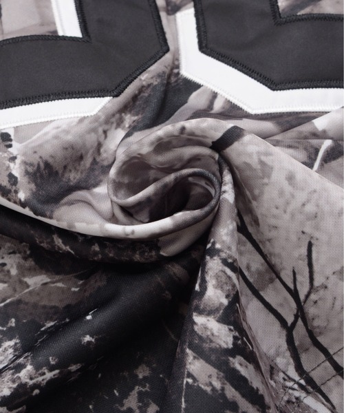 FUBU（ フブ）の「FUBU フブ ブランド ロゴ ナンバー ワッペン Vネック 長袖 ホッケーシャツ ゲームシャツ（Tシャツ/カットソー・メンズ・ブラウン/グレー・M/XL/L/XXL）」の13枚目の写真