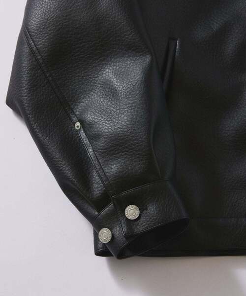 JOURNAL STANDARD relume（ジャーナルスタンダード　レリューム）の「シンセティック レザー トラッカージャケット（その他アウター・メンズ・ブラック/ブラウン・LARGE/MEDIUM）」の4枚目の写真