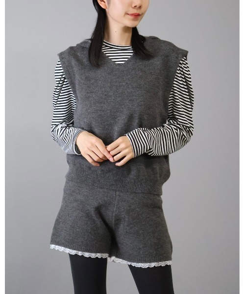 Doumoi(ドゥモエ)の「ニットフーデッドベスト&ショートパンツ セットアップ スーツ(セットアップ・レディース・アイボリー/チャコールグレー/ライトグレー・FREE)」の1枚目の写真